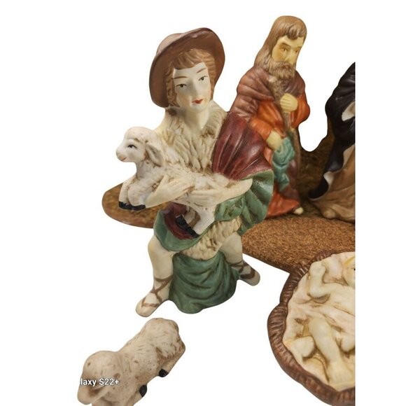 Large Nativity Christmas Holiday Set With 9 Figurines & Stable - Picture 7 of 16